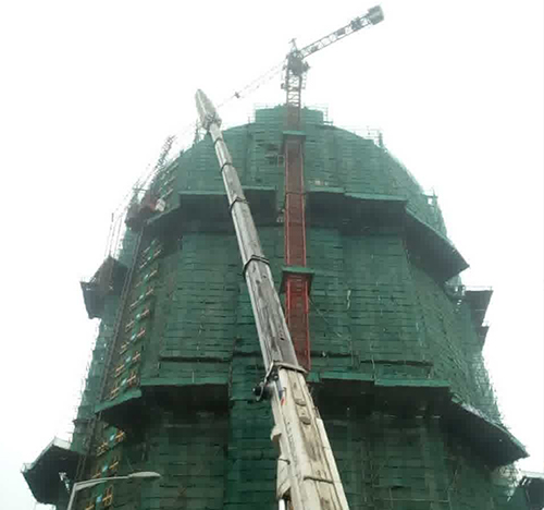 漯河市吊车在工地上作业